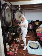 Ustvarjanje z gongi, foto Barbra P Krize (4)